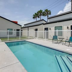 Beachside SPI Studio | Pool + Smart TV | Wi-Fi